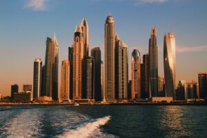 Come gli oligarchi russi (in fuga dalle sanzioni) stanno investendo nel settore immobiliare di Dubai.