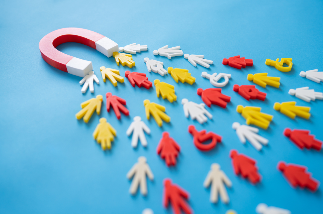 🧲 Come attirare nuovi clienti con i social, anche se non hai tempo (o idee): Guida pratica per attività locali